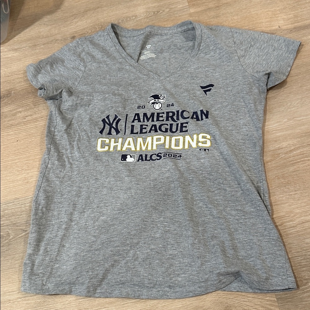 SMALL New York Yankee Women’s T-shirt Fanatics baseball American League champion